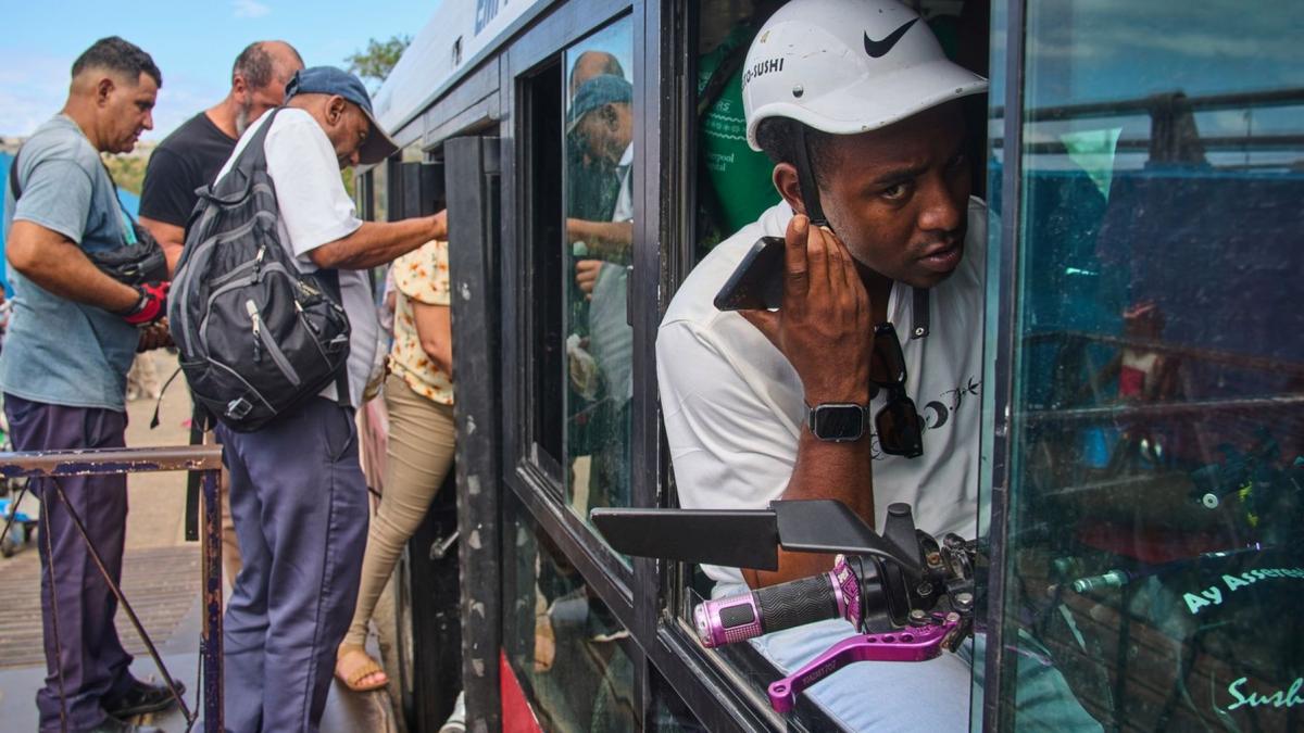 Ciclobusul din Havana, soluția genială anti-criză de combustibil din Cuba