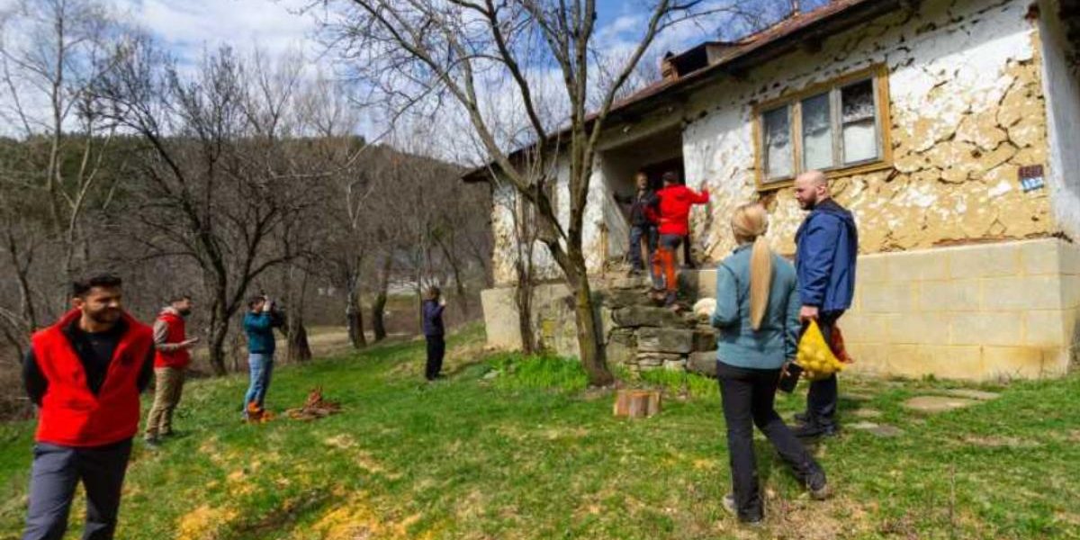 Un bătrân din Munții Buzăului, singur și uitat, primește ajutor neașteptat pentru drumurile lungi