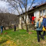 Un bătrân din Munții Buzăului, singur și uitat, primește ajutor neașteptat pentru drumurile lungi