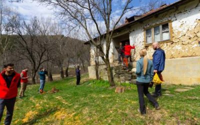 Un bătrân din Munții Buzăului, singur și uitat, primește ajutor neașteptat pentru drumurile lungi