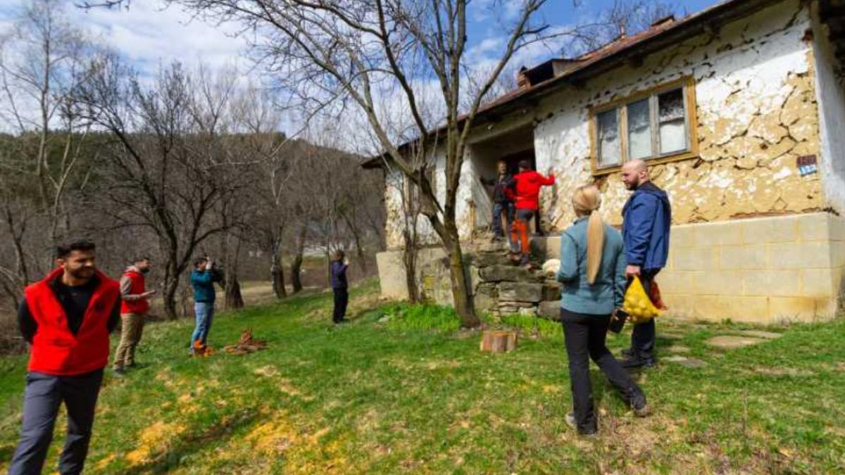 Campanie umanitară în zonele izolate ale județului Buzău Sute de pachete cu alimente, produse de strictă necesitate și electrocasnice au fost distribuite în ultimele zile către familii și vârstnici aflați în zone montane greu accesibile din județul Buzău