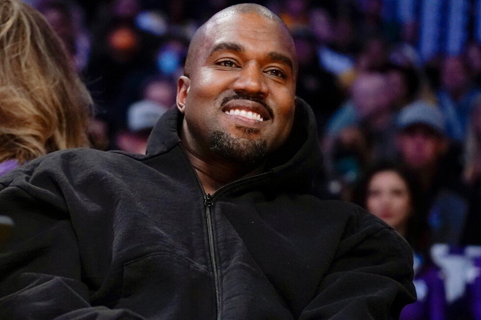 Presiuni asupra participării lui YE la festivalul Wireless din Londra Un val de critici și presiuni se ridică în Marea Britanie pentru a exclude rapperul american YE, fostul Kanye West, din line-up-ul festivalului Wireless, programat pentru vara acestui an la Londra