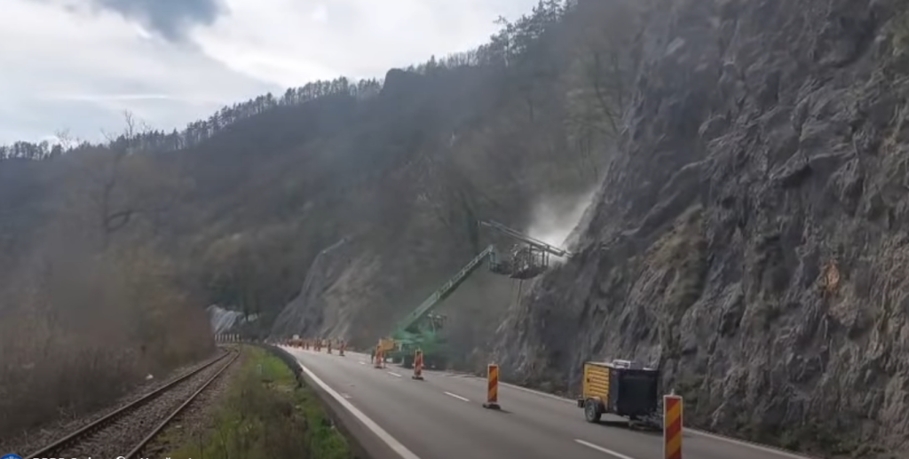 Restricții temporare pe DN 7, Valea Oltului, din cauza lucrărilor de montare a barierelor de retenție Depășind zona pitorească a Văii Oltului, traficul pe DN 7 va fi supus unor restricții temporare în perioada sărbătorilor de Paște