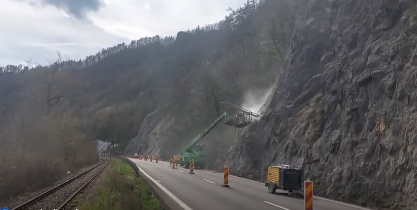 Restricții temporare pe DN 7, Valea Oltului, din cauza lucrărilor de montare a barierelor de retenție Depășind zona pitorească a Văii Oltului, traficul pe DN 7 va fi supus unor restricții temporare în perioada sărbătorilor de Paște