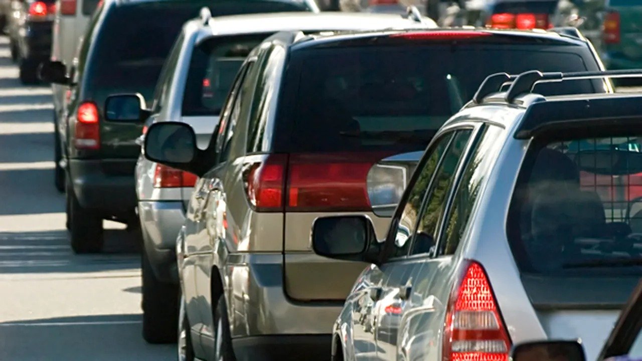 Drumuri libere de paște: situația traficului la prima oră Circulația rutieră pe Drumul Național 1 (DN1) Ploiești–Brașov se desfășoară fluent, cu trafic redus, la ora 7:00, în prima zi a minivacanței pascale