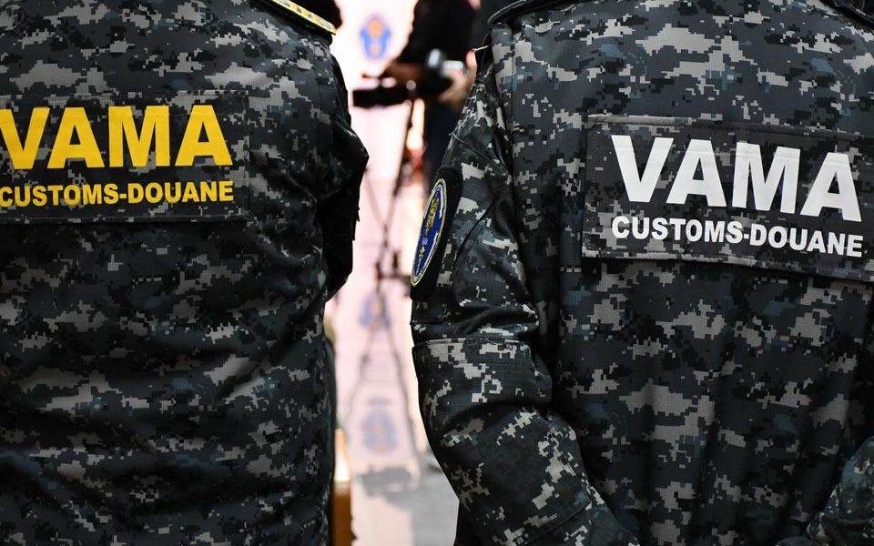 Bunuri de 3,1 milioane lei, descoperite de vameși într-un camion