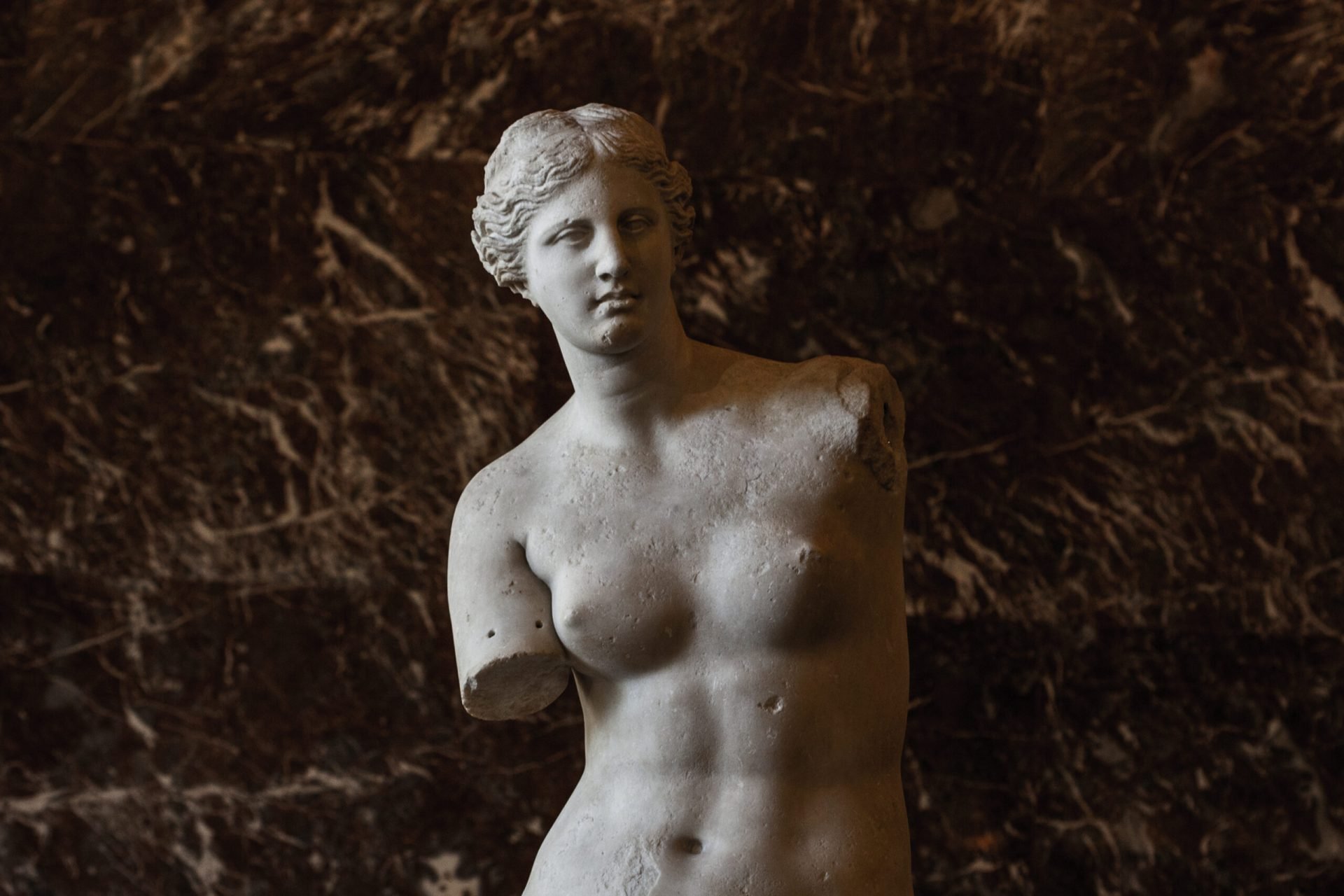 Venus din Milo, celebra statuie grecească, a zăcut timp de secole ascunsă în pământul insulei Melos, înainte de a fascina lumea întreagă