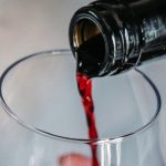 Ce se întâmplă dacă bei vin zilnic? Efecte concrete pentru sănătate