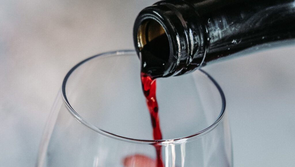 Ce se întâmplă dacă bei vin zilnic? Efecte concrete pentru sănătate