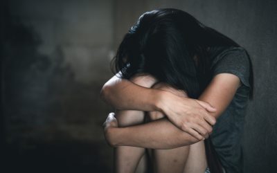 Arestări în Arad: O fetiță de 7 ani, violată de concubinul mamei, cu complicitatea acesteia