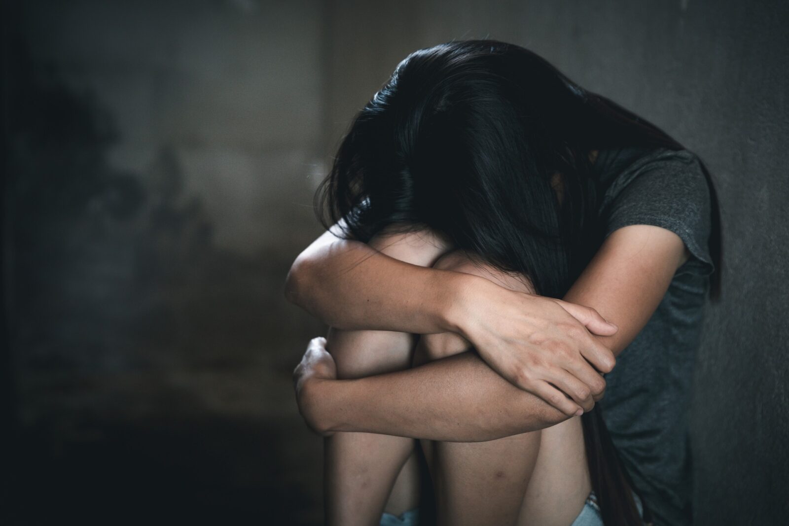 Arestări în Arad: O fetiță de 7 ani, violată de concubinul mamei, cu complicitatea acesteia