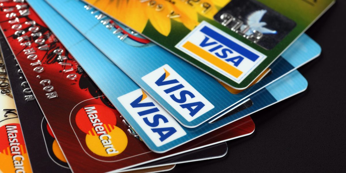 Bancă: Cardurile vechi, anulate. Atenție la noul IBAN, evită blocarea!