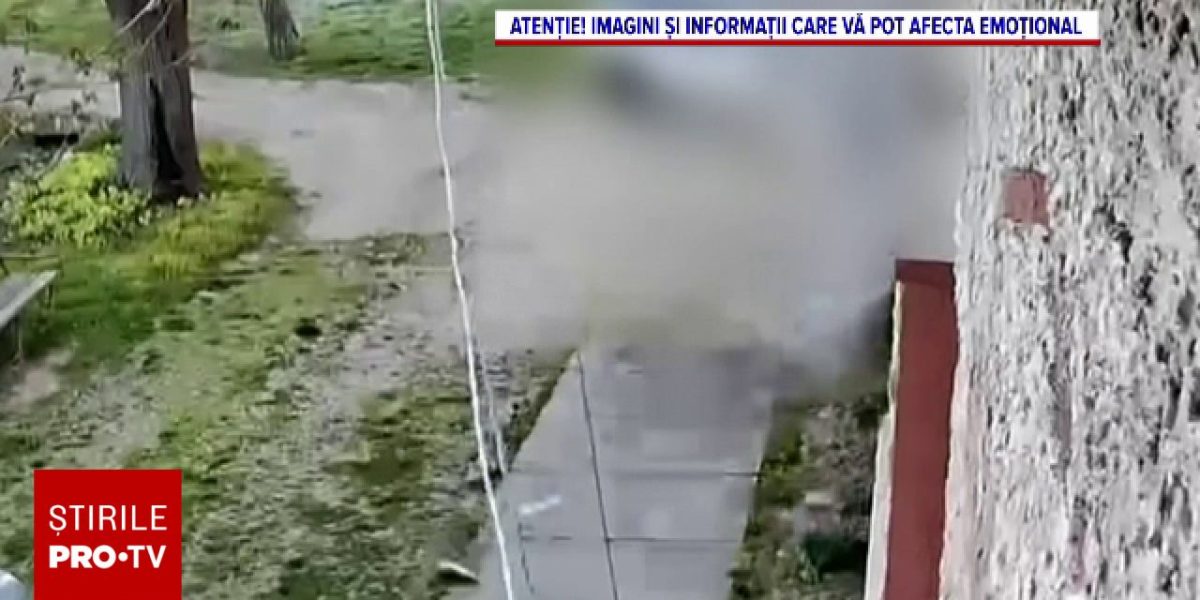 Șoferul a pierdut controlul, s-a izbit violent de gard și a murit