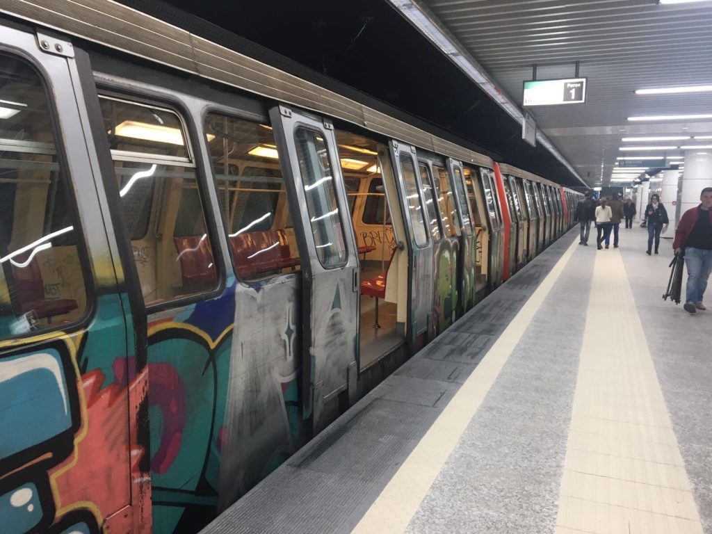 Metrorex vizează o nouă creștere a tarifelor la biletele de metrou, de la 5 la 7 lei, măsură care ar putea intra în vigoare de la 1 mai, după ce Consiliul de Administrație a propus această ajustare