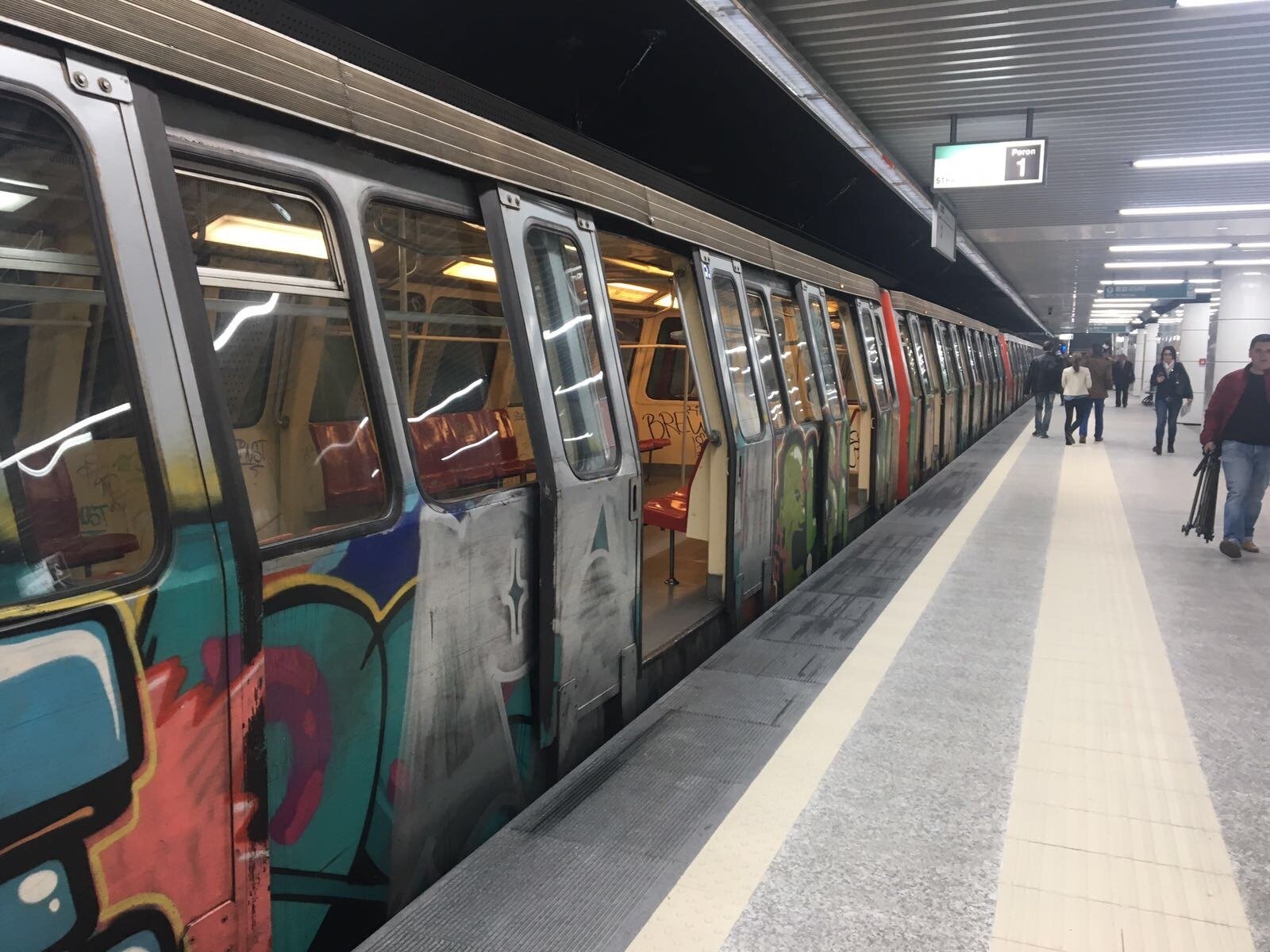 Metrorex vizează o nouă creștere a tarifelor la biletele de metrou, de la 5 la 7 lei, măsură care ar putea intra în vigoare de la 1 mai, după ce Consiliul de Administrație a propus această ajustare