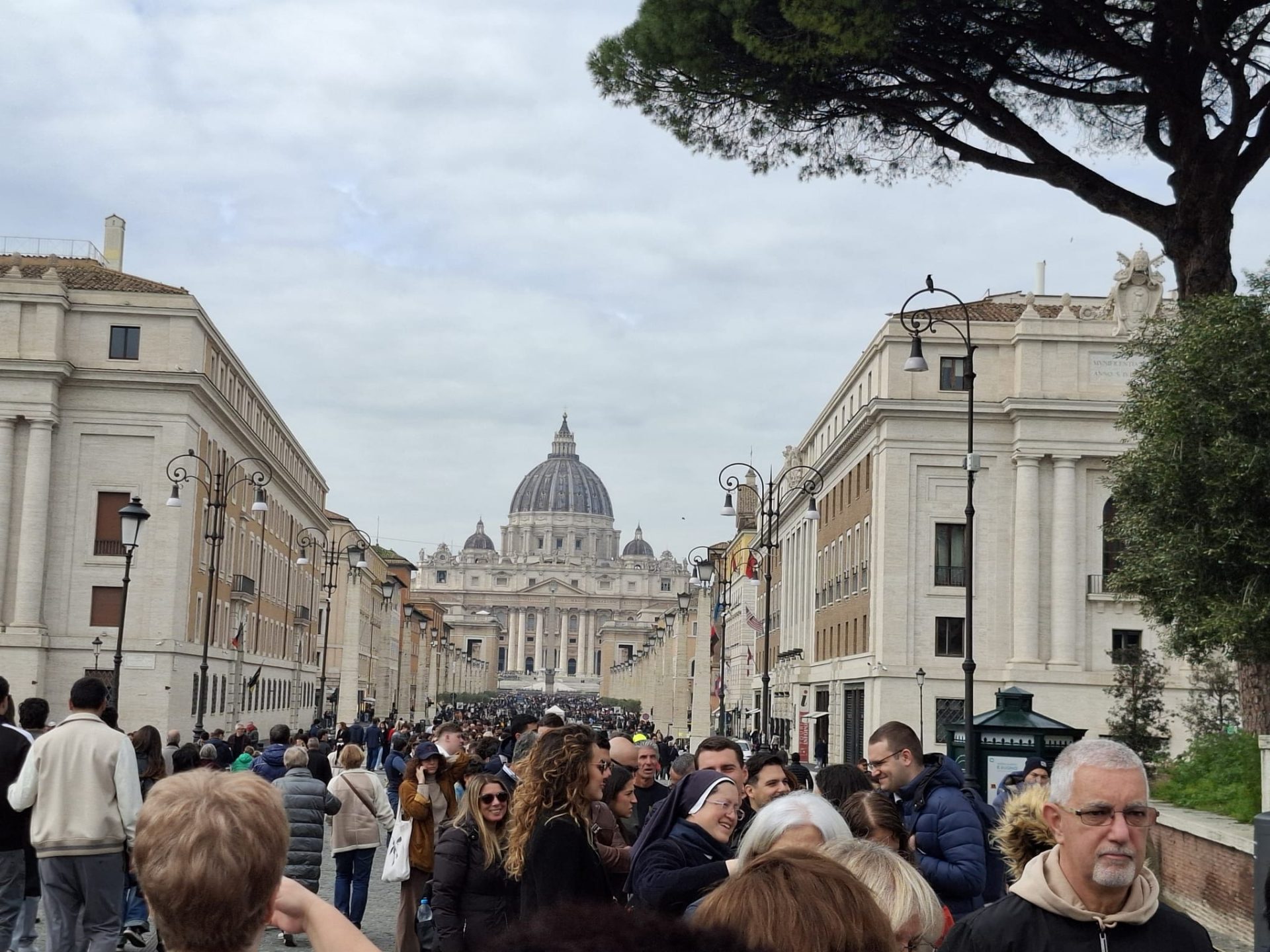 Papa Leon a prezidat sâmbătă seara, în bazilica Sfântul Petru, cea mai solemnă ceremonie pascală, Vigilie pascală a Învierii Domnului