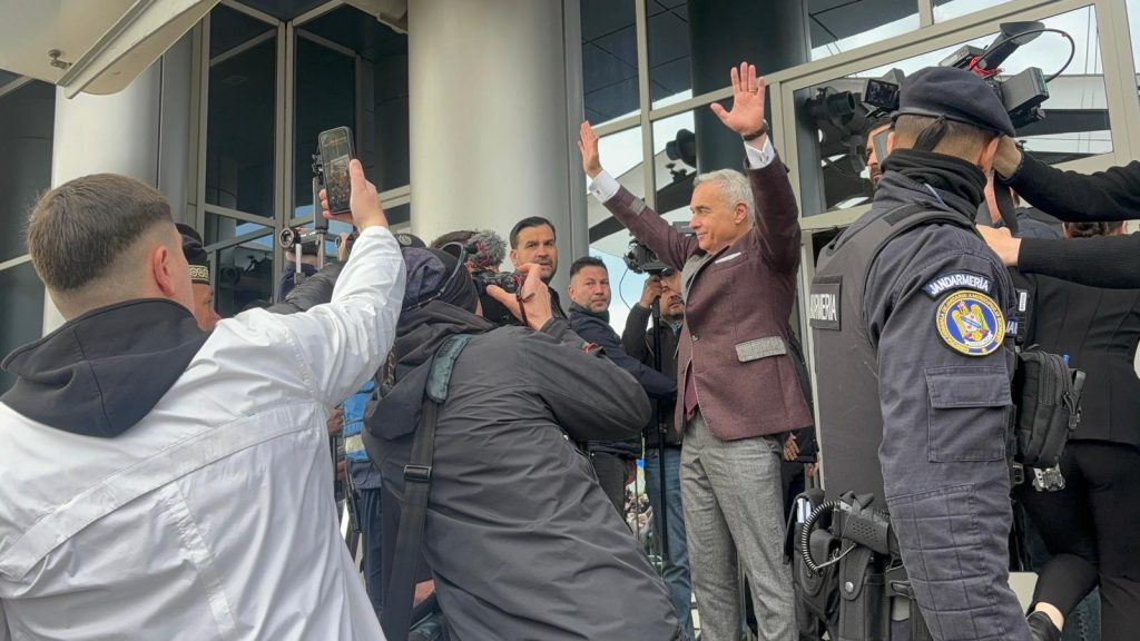 Guvernul „gașcă”, incapabil să decoleze: Scarmă, dar nu zboară în România