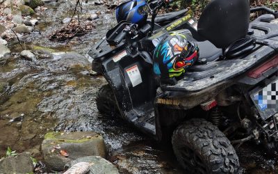 Tineri, salvați după ce au căzut cu ATV-ul 8 metri în râul de pe Valea Păușa