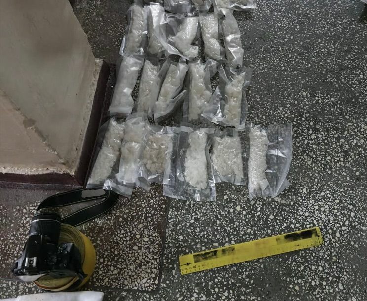 Opt kilograme de droguri de mare risc, descoperite de polițiști: 4 reținuți