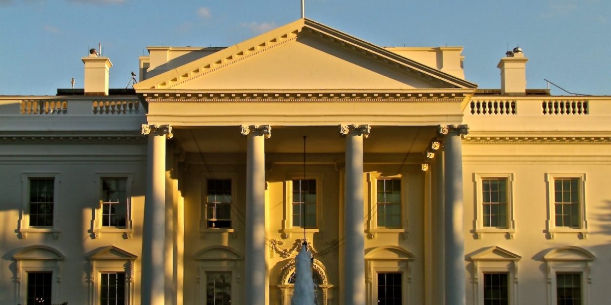 Angajații Casei Albe, acuzați de pariuri ilegale pe petrol. Scandalu-i la ușă