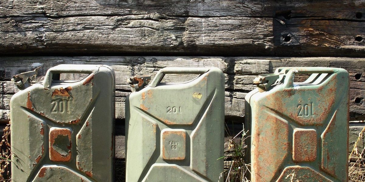 wilhei-petrol-cans-708568_1920-e1775134712181.jpg - StiriAlese