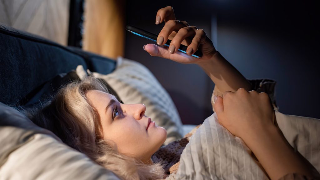 Oamenii petrec ore bune zilnic cu ochii în telefoane, iar cercetătorii au descoperit ce se întâmplă când această rutină este întreruptă