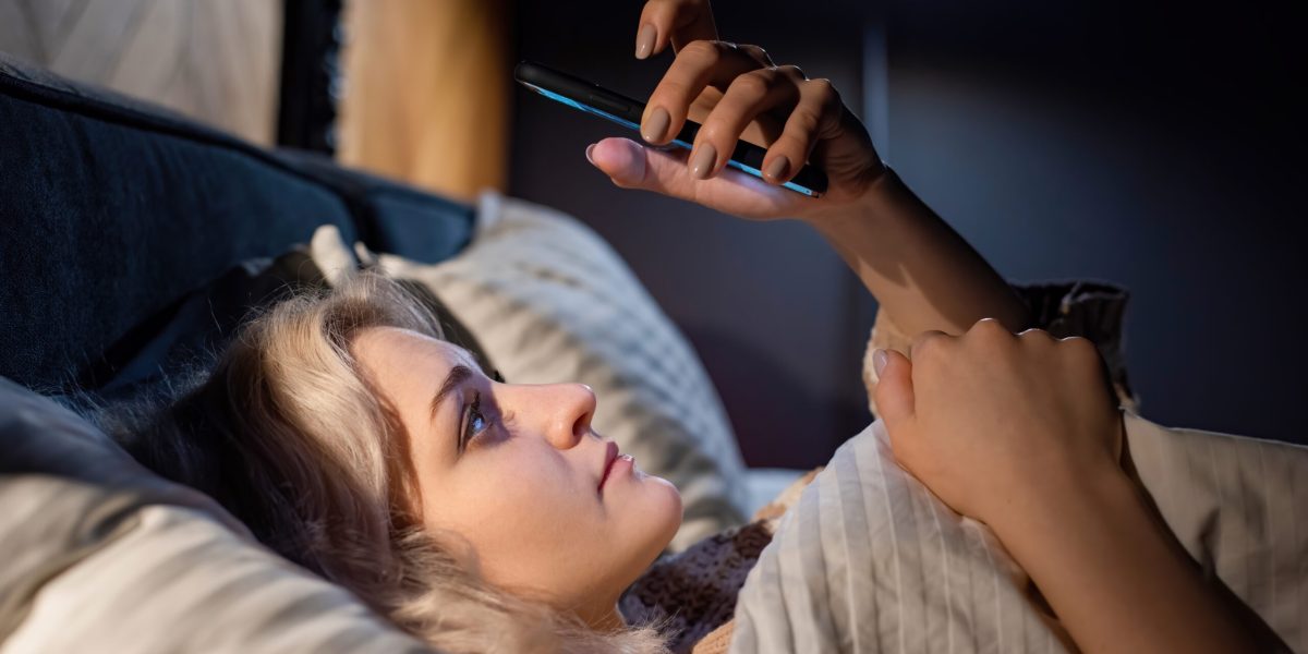 Oamenii petrec ore bune zilnic cu ochii în telefoane, iar cercetătorii au descoperit ce se întâmplă când această rutină este întreruptă