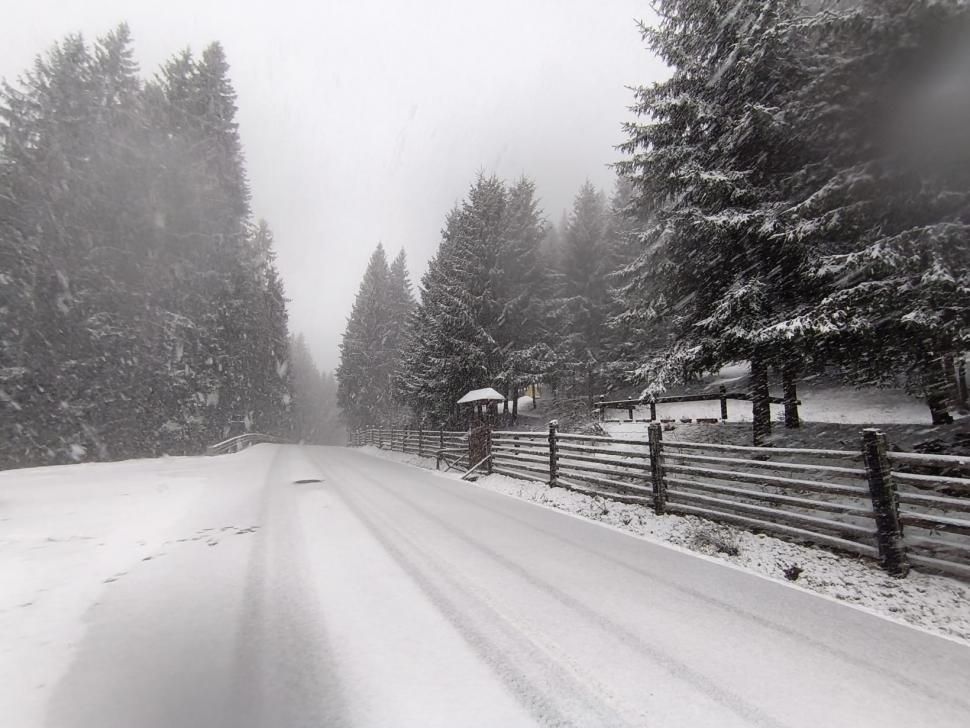 Vremea geroasă a lovit România: Temperaturi sub zero grade în toată țara din cauza unui ciclon mediteranean România se confruntă cu o răcire bruscă a vremii, cu temperaturi care au coborât dramatic sub zero grade Celsius în majoritatea zonelor