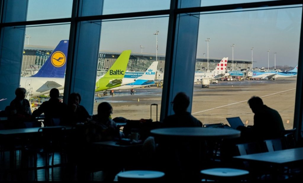 Avioane la pământ? Scumpiri uriașe în Europa, kerosenul mai ajunge 6 săptămâni