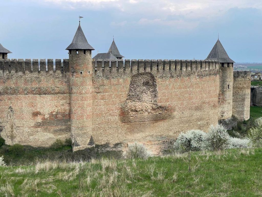 Cetatea Hotin, simbol Ștefan cel Mare, se prăbușește: Turiștii, restricționați