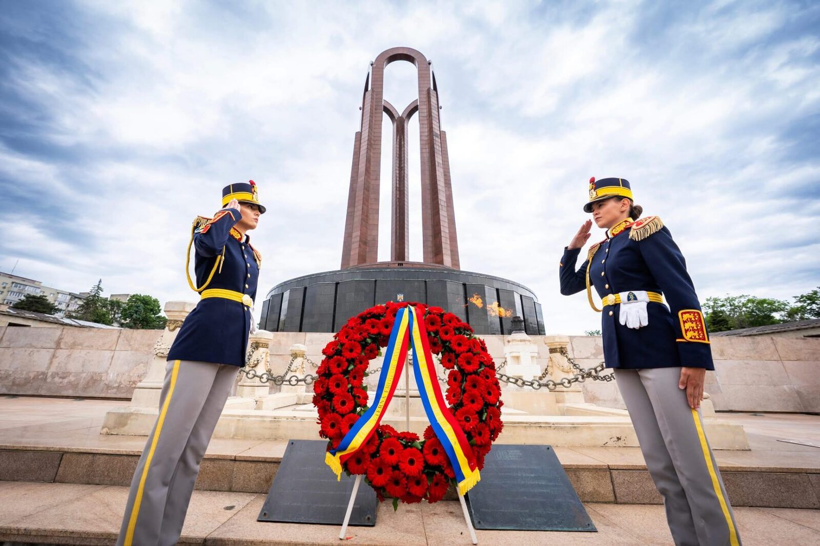 Astăzi, România onorează eroii: Gesturi mărețe în vremuri grele