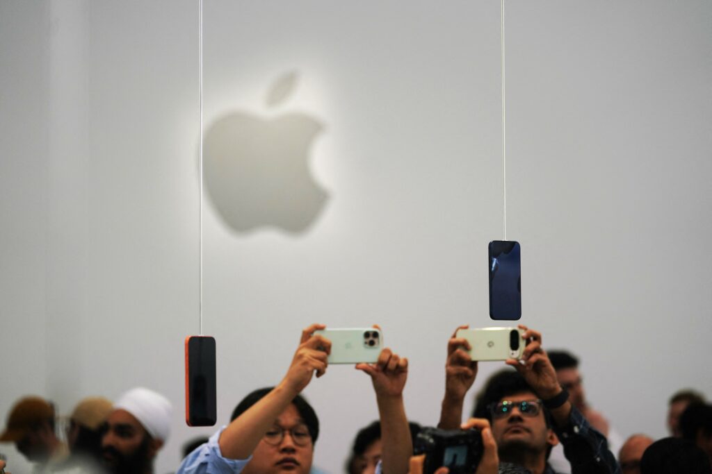 Apple, reticentă la AI: De ce refuză investiții masive în inteligența artificială?