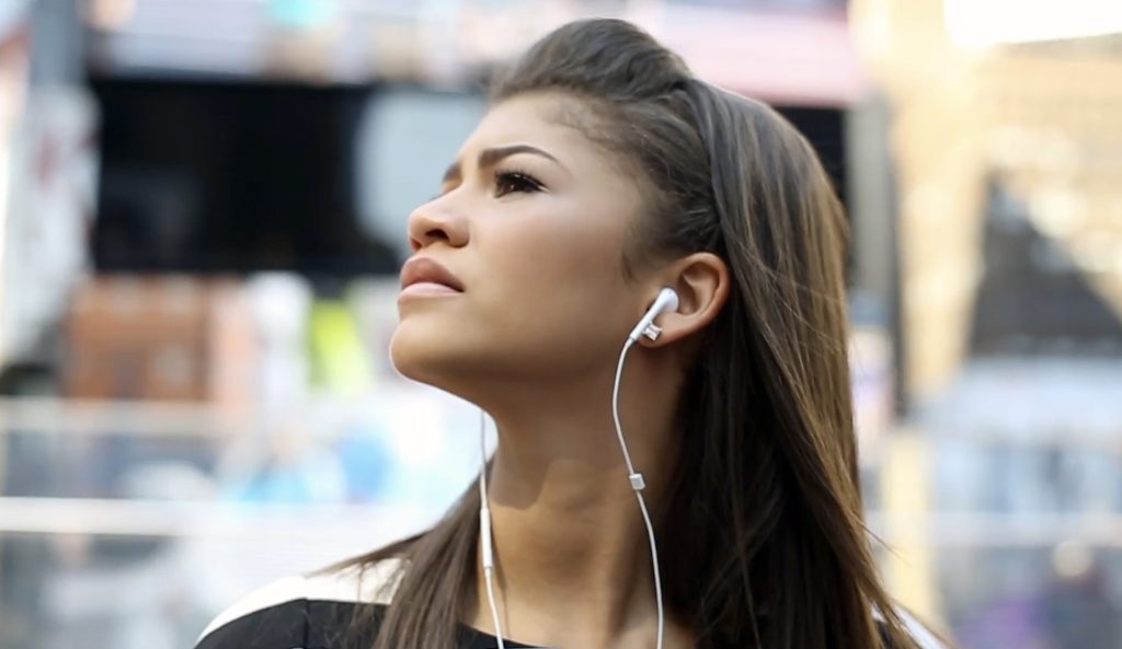 Căștile cu fir, reviriment neașteptat: De ce spun ADIO Bluetooth-ului?