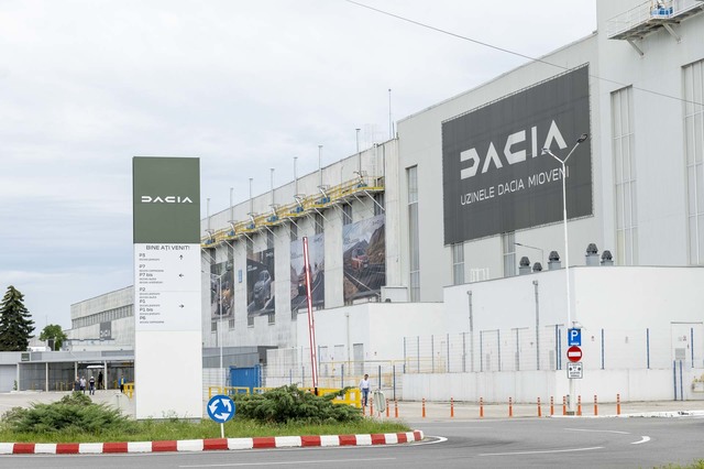 ULTIMA ORĂ Dacia renunță la investiții de extindere a fabricii din Mioveni și alege creșterea profitului. Șeful Dacia vine astăzi la Bolojan