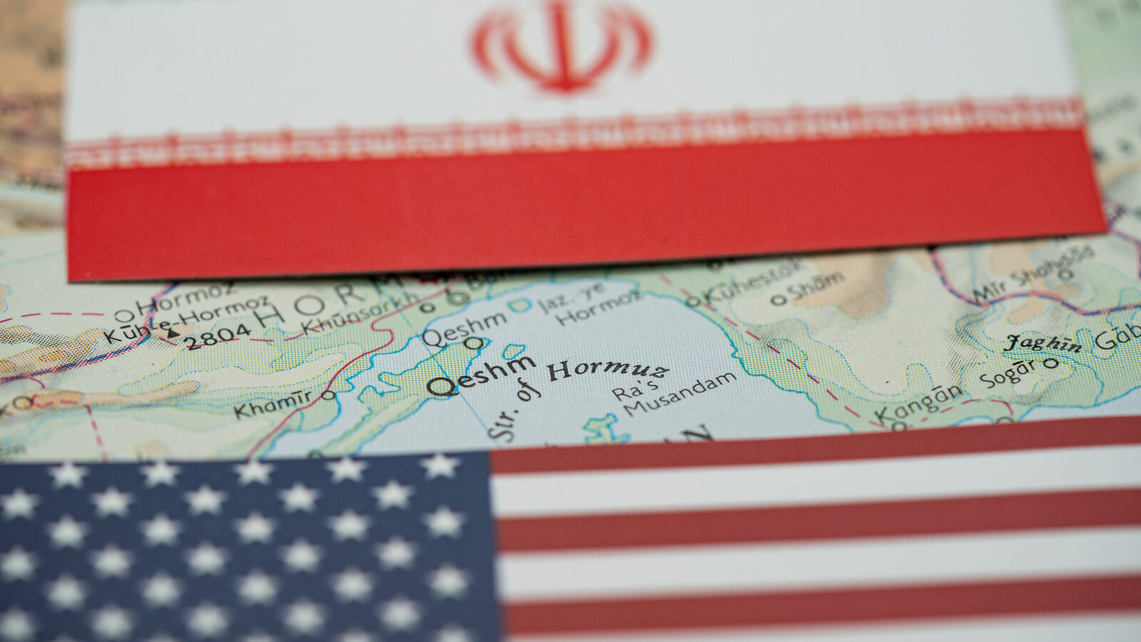 SUA lovește baze de rachete iraniene, vizând Strâmtoarea Ormuz