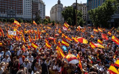 Proteste FURIOASE la Madrid: Manifestanții au spart cordonul de securitate, ținta: Pedro Sanchez