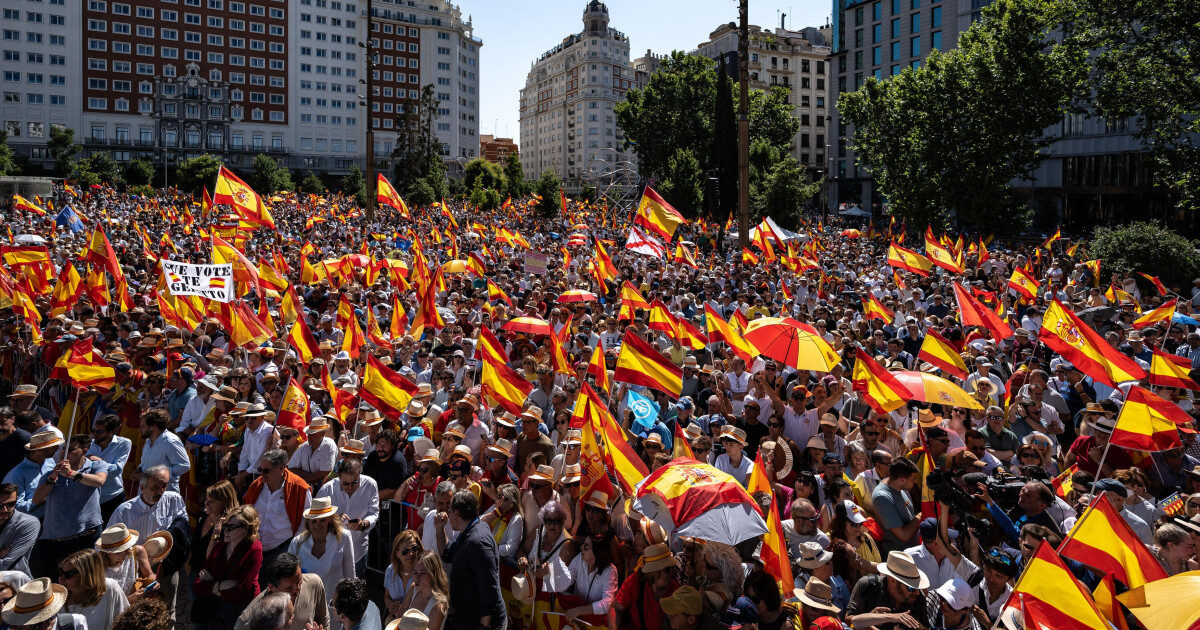 Proteste FURIOASE la Madrid: Manifestanții au spart cordonul de securitate, ținta: Pedro Sanchez
