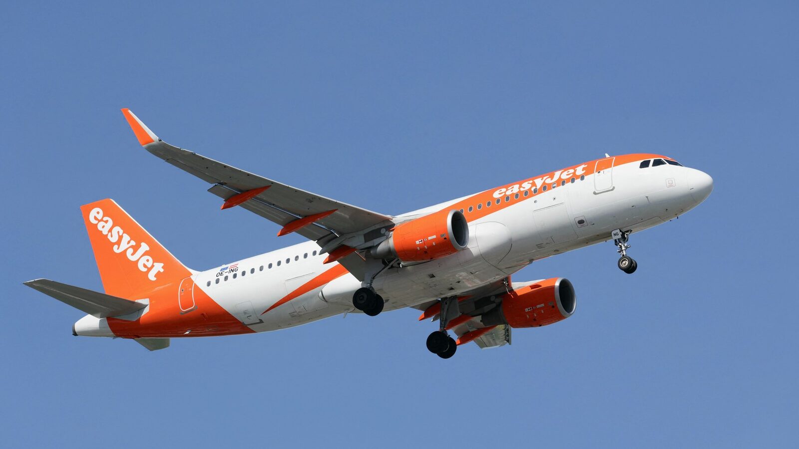 Aterizare de urgență EasyJet: Telefon încărcat, coșmar în avion