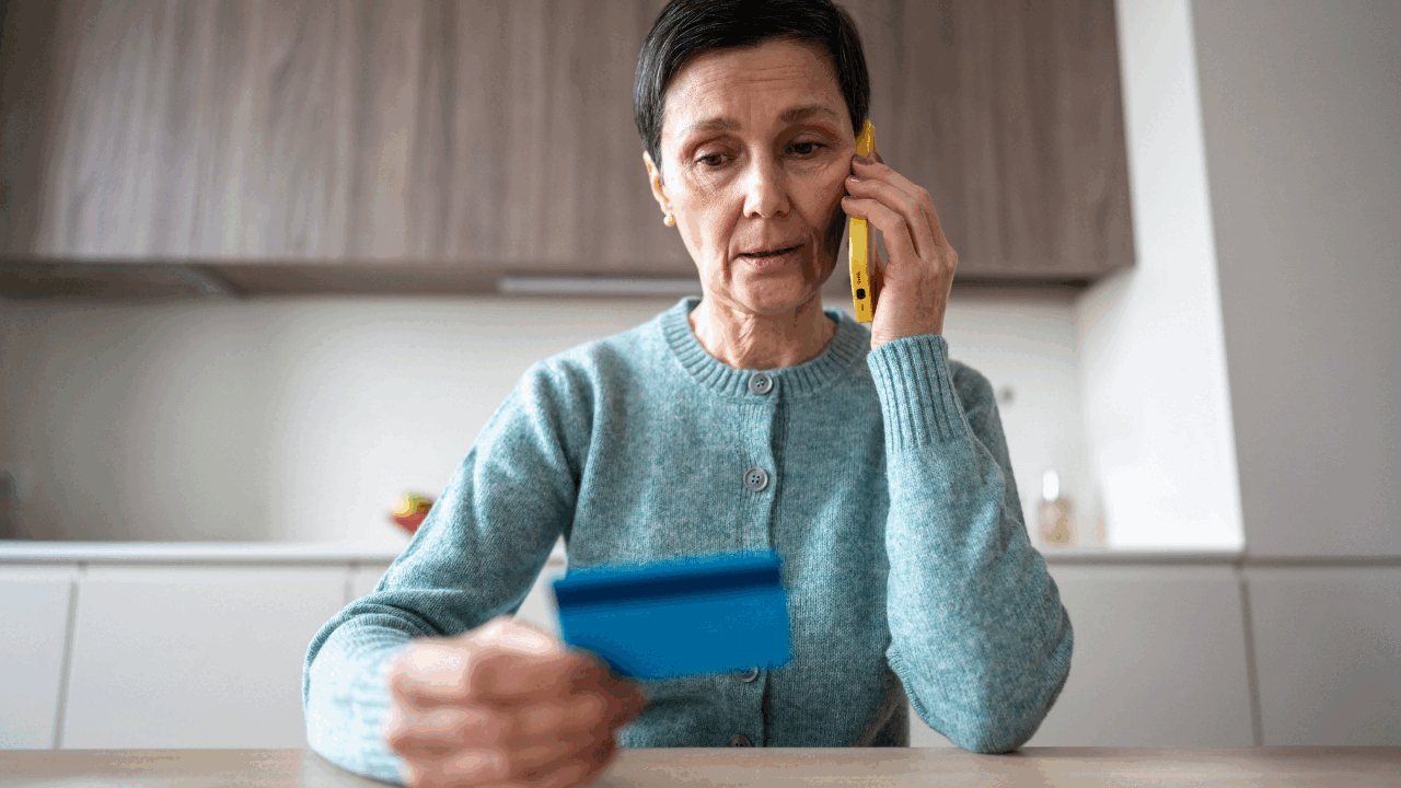 BĂTRÂNI, JEFUIȚI de economii: Fraudele le golesc conturile în România!