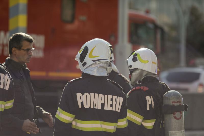 Incendiu la La Cocoșatu, în nordul Bucureștiului: 20 de persoane evacuate