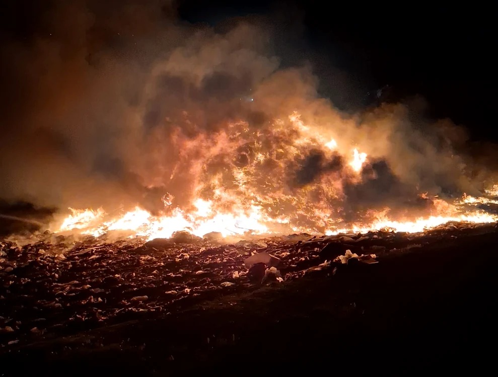 Fum toxic peste Oradea: Incendiul de la groapa de gunoi, pericol pentru locuitori