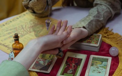 O treime dintre tinerii din România cred în puteri psihice, arată un nou sondaj