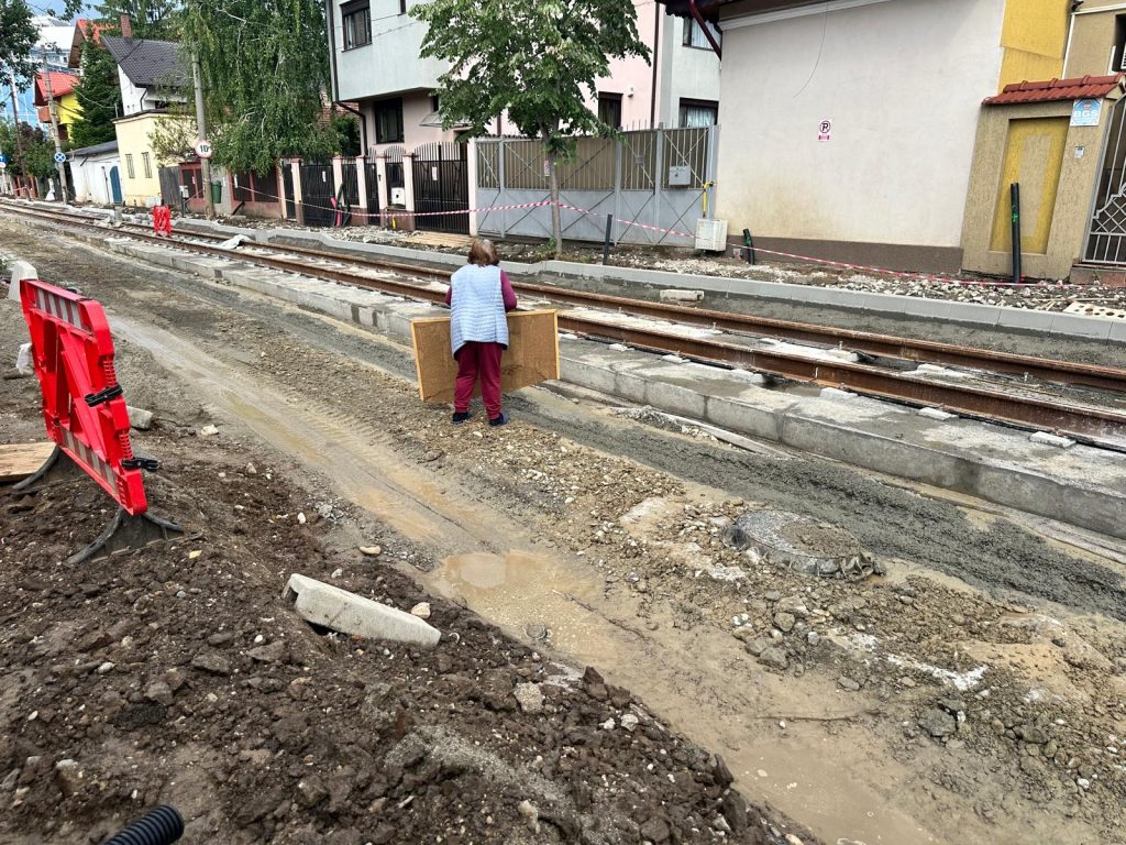 Blocați de șine: Calvarul locuitorilor de pe Clăbucet, asediați!