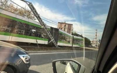 Șase răniți, după ce un tramvai a deraiat pe Valea Cascadelor. Un vagon, zdrobit