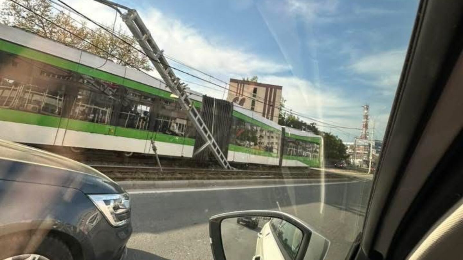 Șase răniți, după ce un tramvai a deraiat pe Valea Cascadelor. Un vagon, zdrobit
