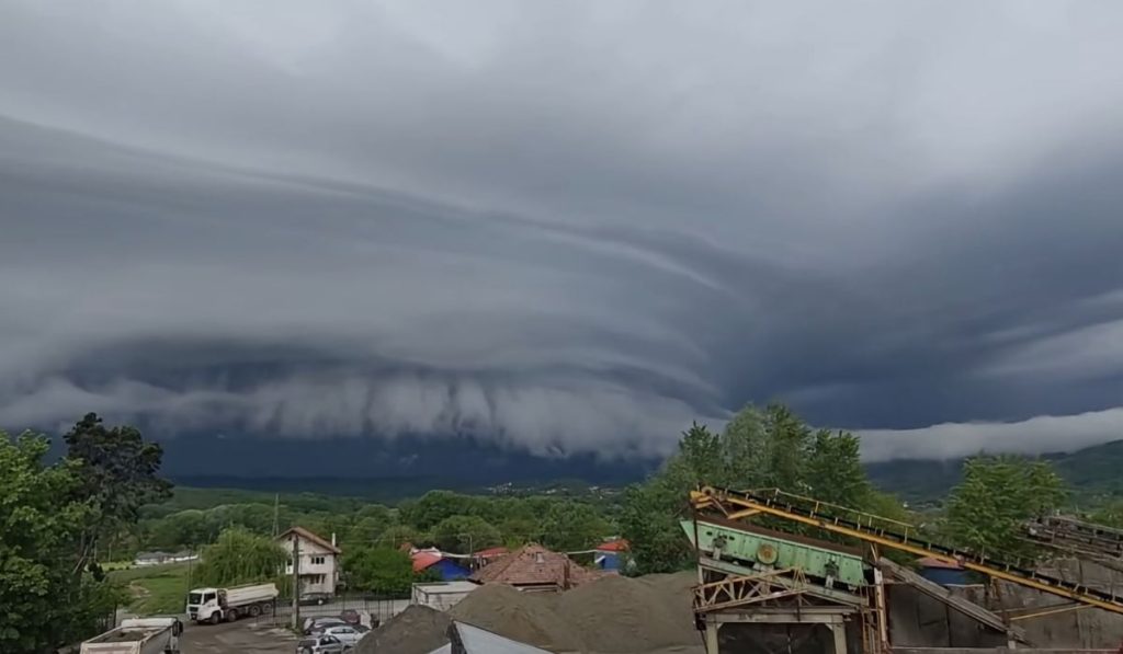 Ce este „shelf cloud”? Cum se formează spectaculoasele nori de furtună