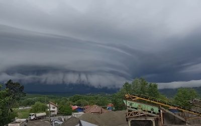 Ce este „shelf cloud”? Cum se formează spectaculoasele nori de furtună