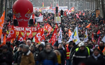 Franța: Mii pe străzi contra legii ce interzice petrecerile