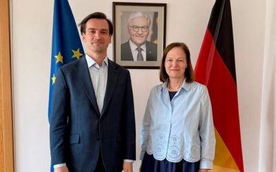 Angela Ganninger, Ambasadorul F…: Discuție O.K.