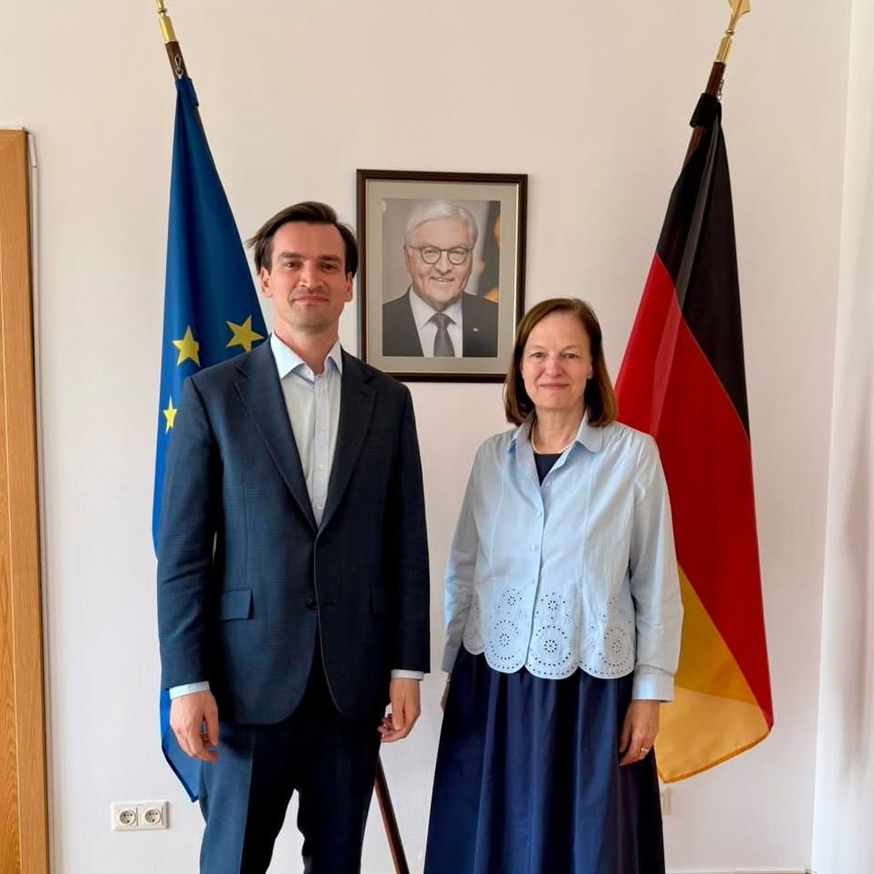 Angela Ganninger, Ambasadorul F…: Discuție O.K.